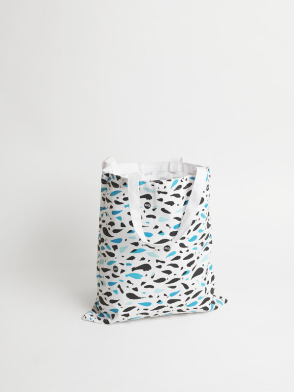 Weiße Stofftasche aus Baumwolle mit blau-schwarzem Muster